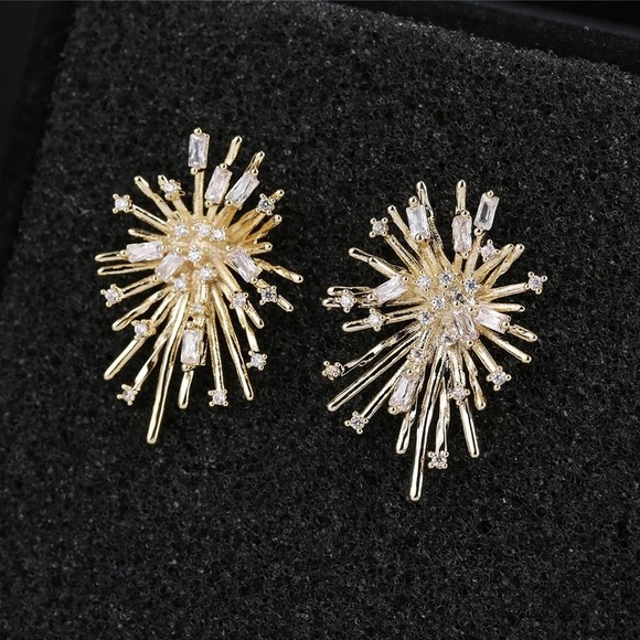 NIB 18kt Gold Star Galaxy Diamond Earrings - Picture 2 of 5